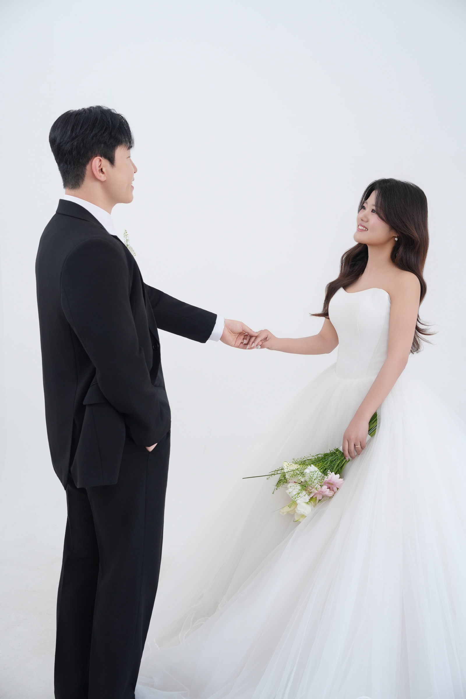 서로 손을 맞잡은 이현우와 왕정하